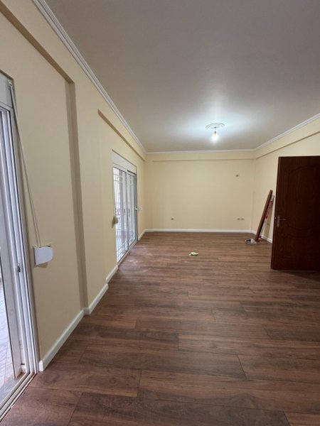 Tirane, jepet me qera apartament 2+1 Kati 4, 140 m² 500 € (Porcelan)