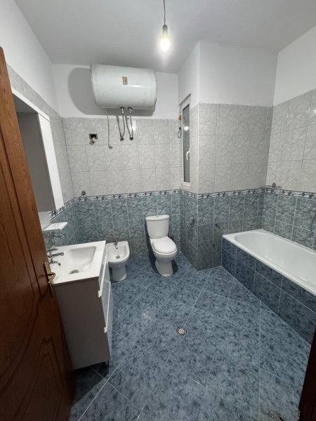 Tirane, jepet me qera apartament 2+1 Kati 4, 140 m² 500 € (Porcelan)