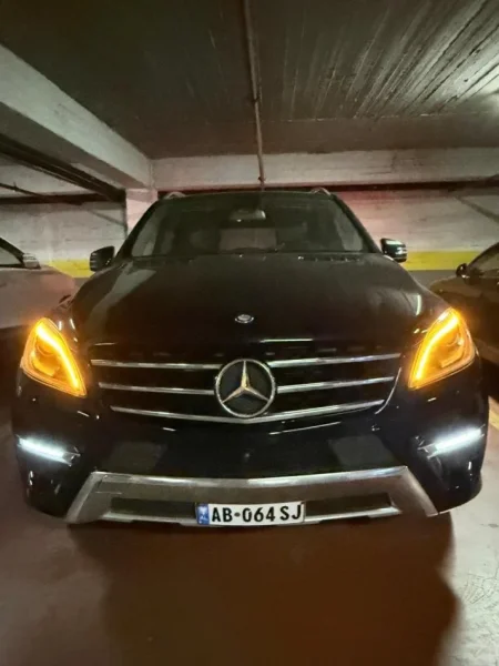 Tirane, shitet Benz , ngjyre blu   145 mije km , vlera 18.000 €