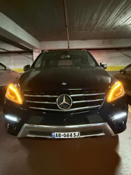 Tirane, shitet Benz , ngjyre blu   145 mije km , vlera 18.000 €