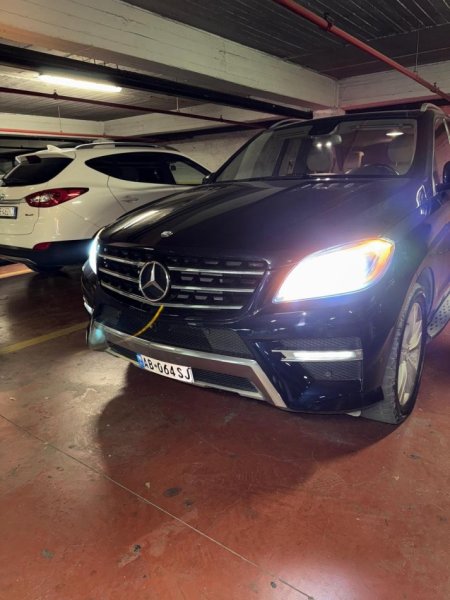 Tirane, shitet Benz , ngjyre blu   145 mije km , vlera 18.000 €
