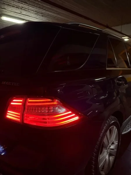 Tirane, shitet Benz , ngjyre blu   145 mije km , vlera 18.000 €