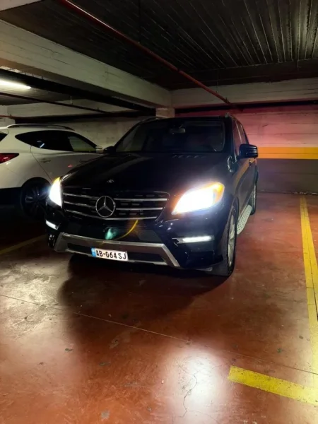 Tirane, shitet Benz , ngjyre blu   145 mije km , vlera 18.000 €