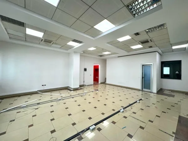 Jepet Me Qera Amb Biznesi Open Space ( 105m2 ) Fiks Te Galeria, Fasade Nga 15kateshi (📍 Qender) K2, Pllt Me Ashensor 800euro/muaj******