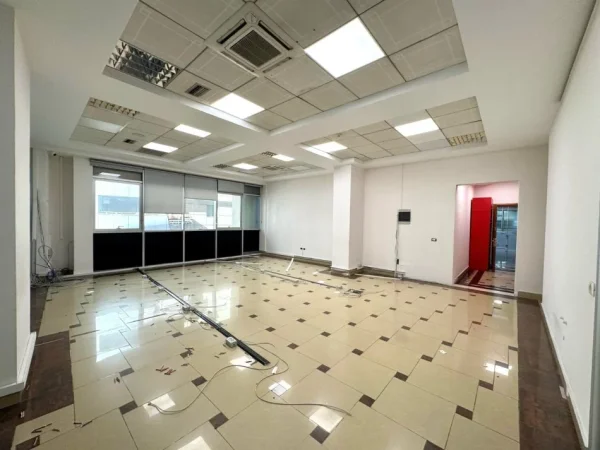 Jepet Me Qera Amb Biznesi Open Space ( 105m2 ) Fiks Te Galeria, Fasade Nga 15kateshi (📍 Qender) K2, Pllt Me Ashensor 800euro/muaj******