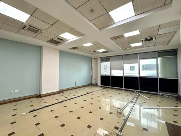 Jepet Me Qera Amb Biznesi Open Space ( 105m2 ) Fiks Te Galeria, Fasade Nga 15kateshi (📍 Qender) K2, Pllt Me Ashensor 800euro/muaj******