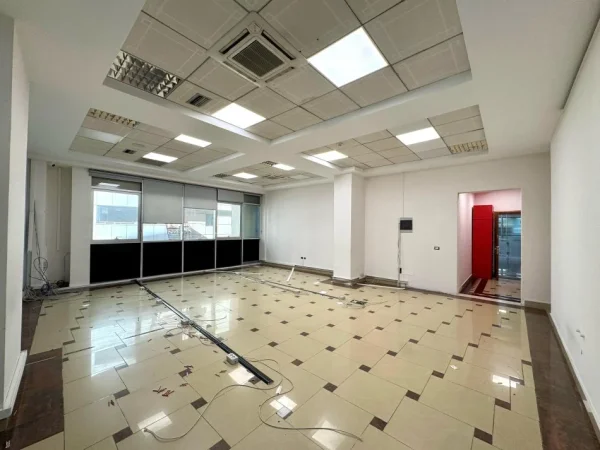 Jepet Me Qera Amb Biznesi Open Space ( 105m2 ) Fiks Te Galeria, Fasade Nga 15kateshi (📍 Qender) K2, Pllt Me Ashensor 800euro/muaj******