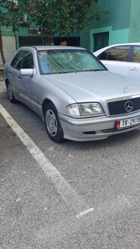 Tirane, shes makine Mercedes Benc C-class Nafte, gri metalizato automatik Kondicioner 223.000 km 2.300 €
