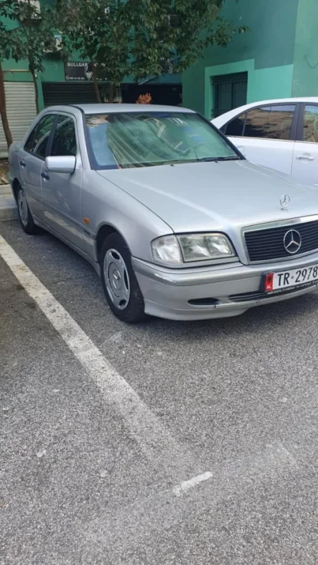 Tirane, shes makine Mercedes Benc C-class Nafte, gri metalizato automatik Kondicioner 223.000 km 2.300 €