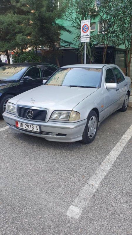 Tirane, shes makine Mercedes Benc C-class Nafte, gri metalizato automatik Kondicioner 223.000 km 2.300 €