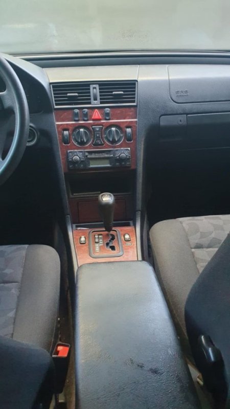 Tirane, shes makine Mercedes Benc C-class Nafte, gri metalizato automatik Kondicioner 223.000 km 2.300 €