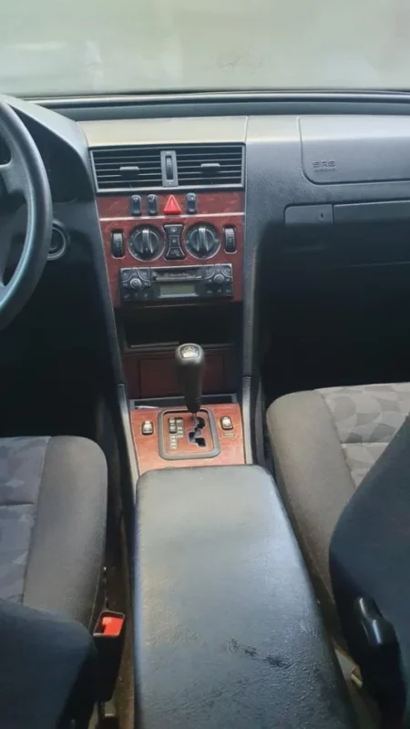 Tirane, shes makine Mercedes Benc C-class Nafte, gri metalizato automatik Kondicioner 223.000 km 2.300 €