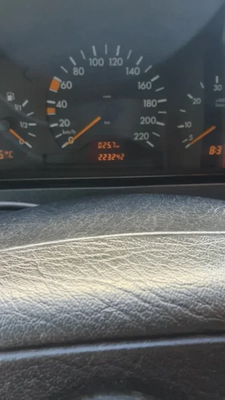 Tirane, shes makine Mercedes Benc C-class Nafte, gri metalizato automatik Kondicioner 223.000 km 2.300 €