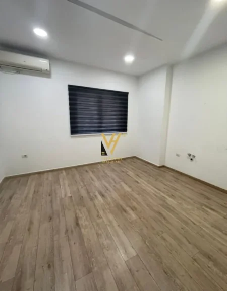 Tirane, jepet me qera zyre Kati 1, 122 m² 1.300 € (RRUGA E ELBASANIT)