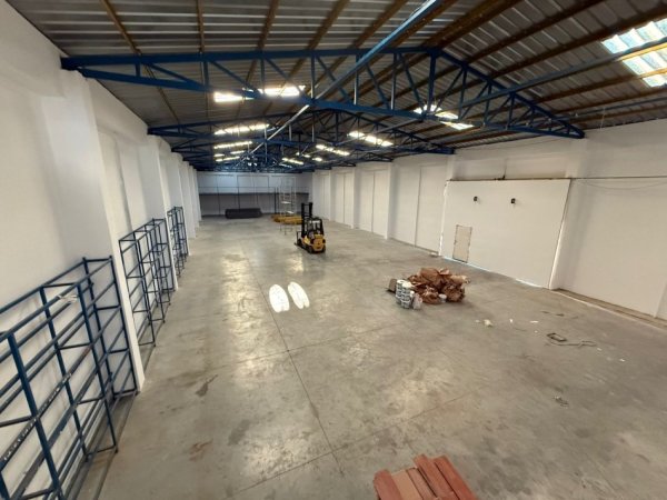 Tirane, jepet me qera magazine , 3.000 m² trualli (Kombinat, Prush)