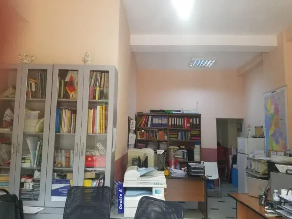 Tirane, jepet me qera dyqan Kati 0, 64 m² 400 € (komuna e parisit)