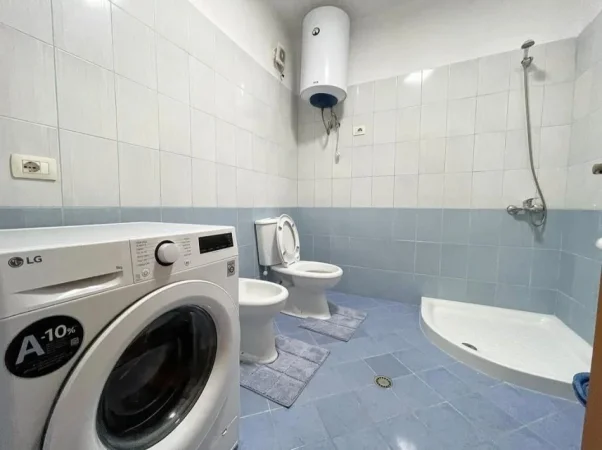 Tirane, jepet me qera apartament 2+1+Aneks+Ballkon Kati 4, 110 m² 550 € (astir)
