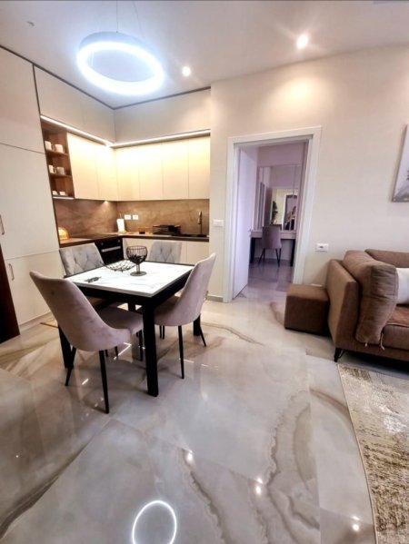 Tirane, jepet me qera apartament 2+1+Aneks+Ballkon Kati 17, 110 m² 1.200 € (21 dhjetori , rruga e kavajes)