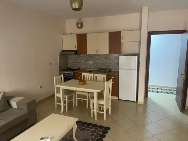 Tirane, jepet me qera apartament 2+1+Ballkon Kati 2, 95 m² 500 € (KRISTAL CENTER)