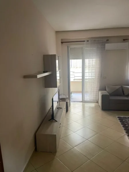 Tirane, jepet me qera apartament 2+1+Ballkon Kati 2, 95 m² 500 € (KRISTAL CENTER)