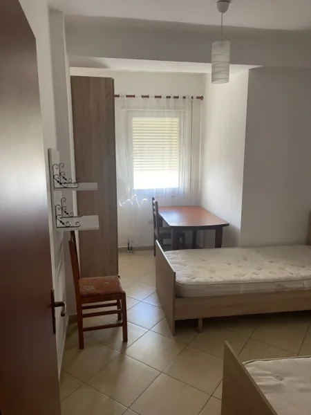 Tirane, jepet me qera apartament 2+1+Ballkon Kati 2, 95 m² 500 € (KRISTAL CENTER)