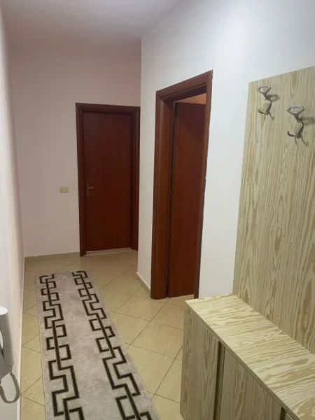 Tirane, jepet me qera apartament 2+1+Ballkon Kati 2, 95 m² 500 € (KRISTAL CENTER)