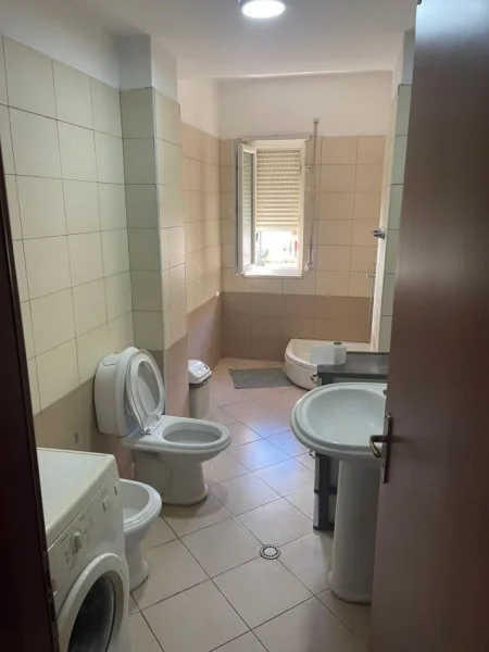 Tirane, jepet me qera apartament 2+1+Ballkon Kati 2, 95 m² 500 € (KRISTAL CENTER)