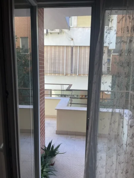 Tirane, jepet me qera apartament 2+1+Ballkon Kati 2, 95 m² 500 € (KRISTAL CENTER)