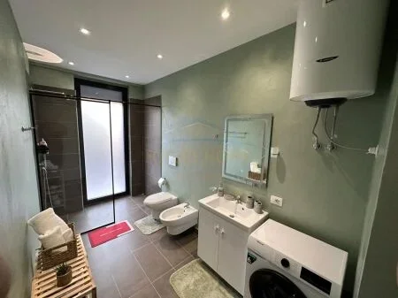 Tirane, shitet apartament 1+1 Kati 1, 68 m² 195.000 € (prane Shkolles se Kuqe, AREA49260)