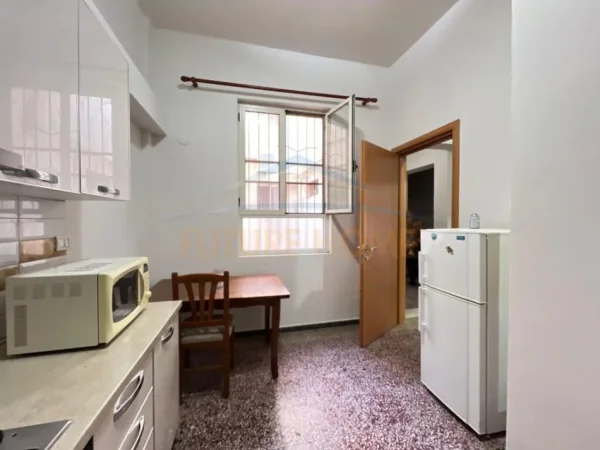 Durres, jepet me qera apartament 2+1 , 120 m² 400 € (qender durres)