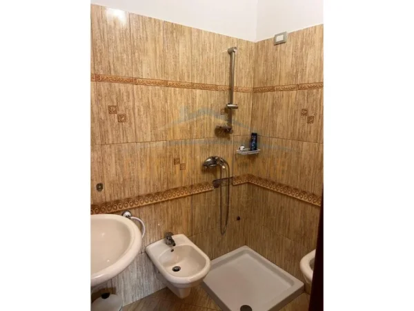 Durres, jepet me qera apartament 3+1 Kati 7, 140 m² 550 € (Prane portit ,Durres)