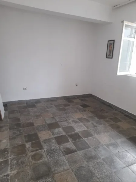 Tirane, jap me qera apartament duplex 1+1+Ballkon Kati 3, 50 m² 280 € (Jan Kukuzeli)