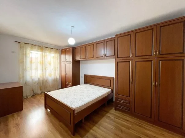 Tirane, jepet me qera apartament 2+1+Ballkon Kati 4, 110 m² 550 € (ASTIR)