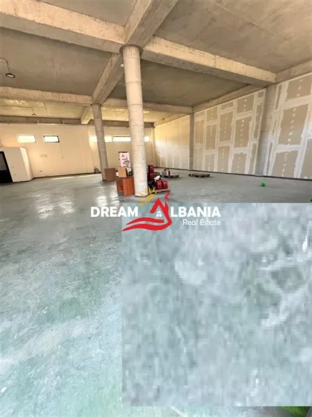 Tirane, jepet me qera magazine Kati 0, 200 m² 1.000 € (Ne Zonen e Kombinatit, prane Primavera Casa)