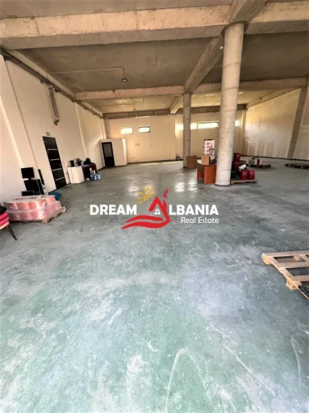 Tirane, jepet me qera magazine Kati 0, 200 m² 1.000 € (Ne Zonen e Kombinatit, prane Primavera Casa)