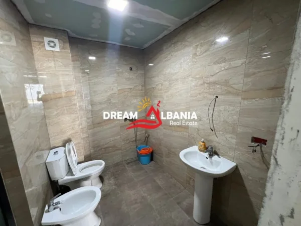 Tirane, jepet me qera magazine Kati 0, 200 m² 1.000 € (Ne Zonen e Kombinatit, prane Primavera Casa)