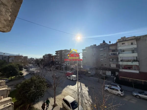 Vlore, shitet apartament 2+1+Ballkon Kati 3, 120 m² 85.000 € (Rruga Janaq Kolica)