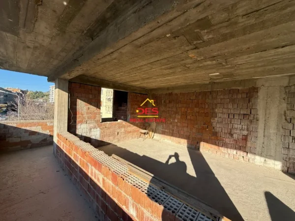 Vlore, shitet apartament 2+1+Ballkon Kati 3, 120 m² 85.000 € (Rruga Janaq Kolica)