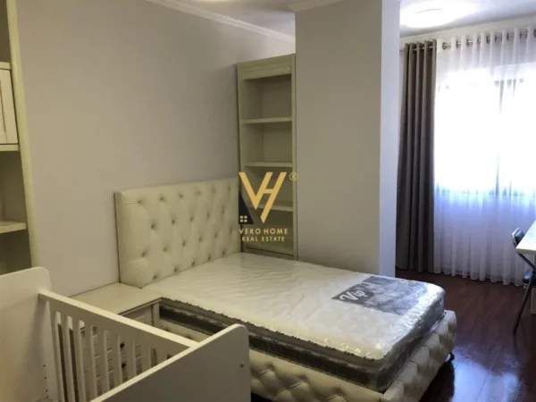 Tirane, jepet me qera apartament 3+1+Ballkon Kati 6, 150 m² 1.100 € (QENDER)