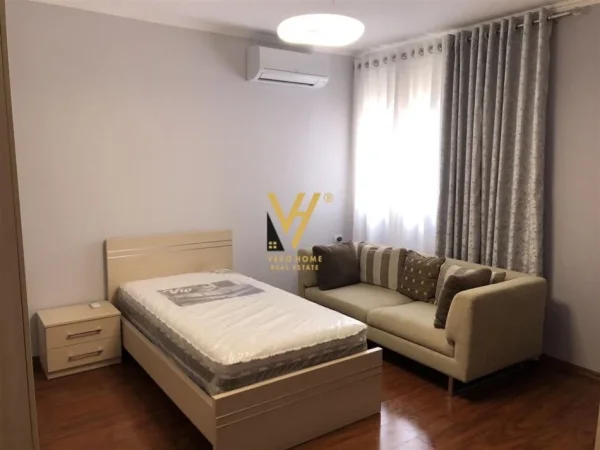 Tirane, jepet me qera apartament 3+1+Ballkon Kati 6, 150 m² 1.100 € (QENDER)