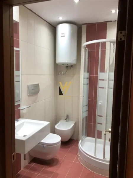 Tirane, jepet me qera apartament 3+1+Ballkon Kati 6, 150 m² 1.100 € (QENDER)