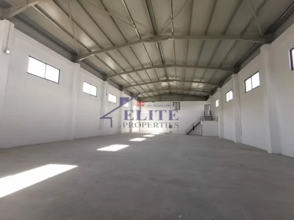 Tirane, jepet me qera magazine Kati 2, 715 m² 3.500 € (Vore)