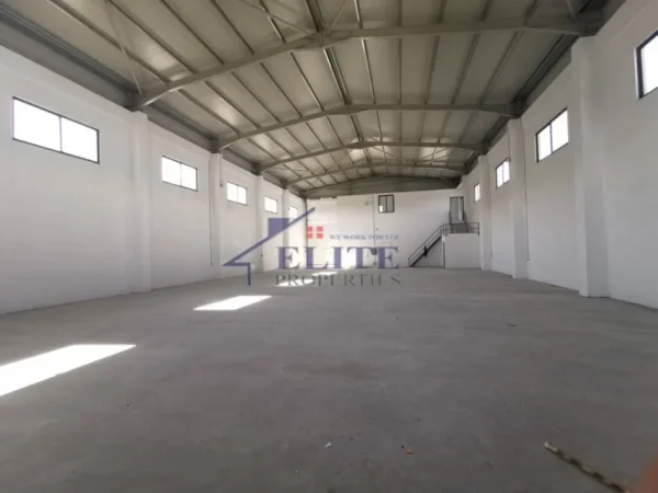 Tirane, jepet me qera magazine Kati 2, 715 m² 3.500 € (Vore)