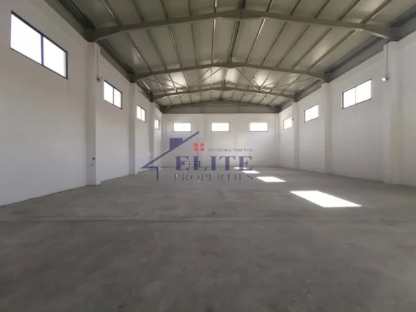 Tirane, jepet me qera magazine Kati 2, 715 m² 3.500 € (Vore)