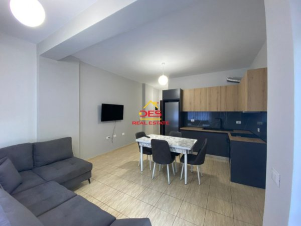 Vlore, jepet me qera apartament 1+1+Ballkon Kati 4, 70 m² 350 € (Rruga Dhimitër Konomi)