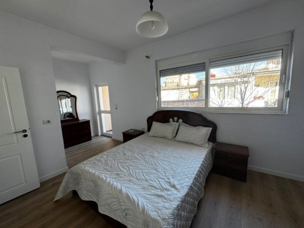 Tirane, jepet me qera 3+1 Kati 2, 180 m² 550 € (RRUGA E DIBRES. 7 min nga Qendra. 5 Min nga Medreseja)