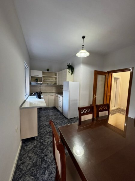 Tirane, jepet me qera 3+1 Kati 2, 180 m² 550 € (RRUGA E DIBRES. 7 min nga Qendra. 5 Min nga Medreseja)