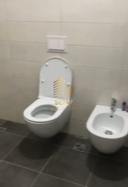Tirane, jepet me qera apartament 2+1+Ballkon Kati 1, 130 m² 400 € (Rruga Muhamet Deliu)