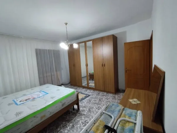 Durres, jepet me qera apartament 2+1+Aneks+Ballkon Kati 5, 110 m² 300 € (Rruga Pavaresia)