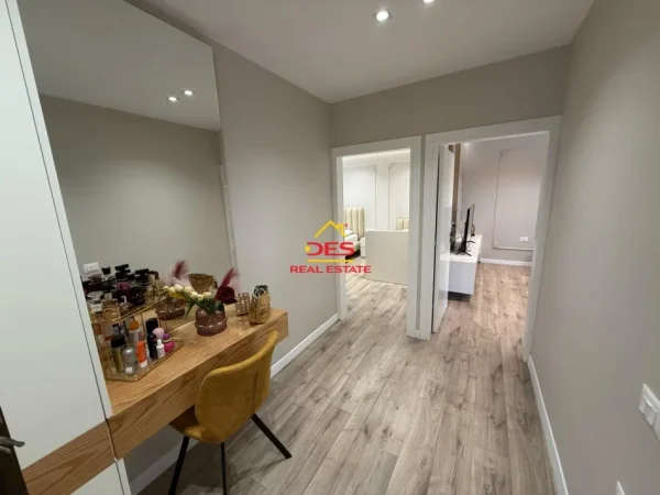 Vlore, jepet me qera apartament 1+1+Ballkon Kati 4, 70 m² 300 € (Rruga Osman Haxhiu)